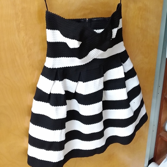 Sans Souci Black & White Sweetheart style dress - Picture 3 of 4